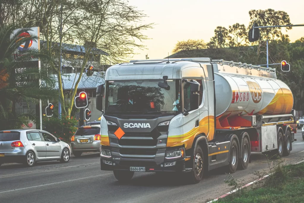 Químicos podem ser transportados de que forma?