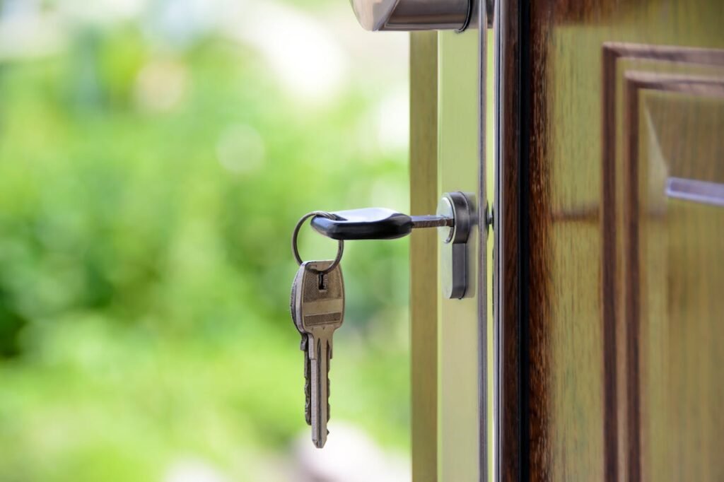 Como reforçar portas contra invasores